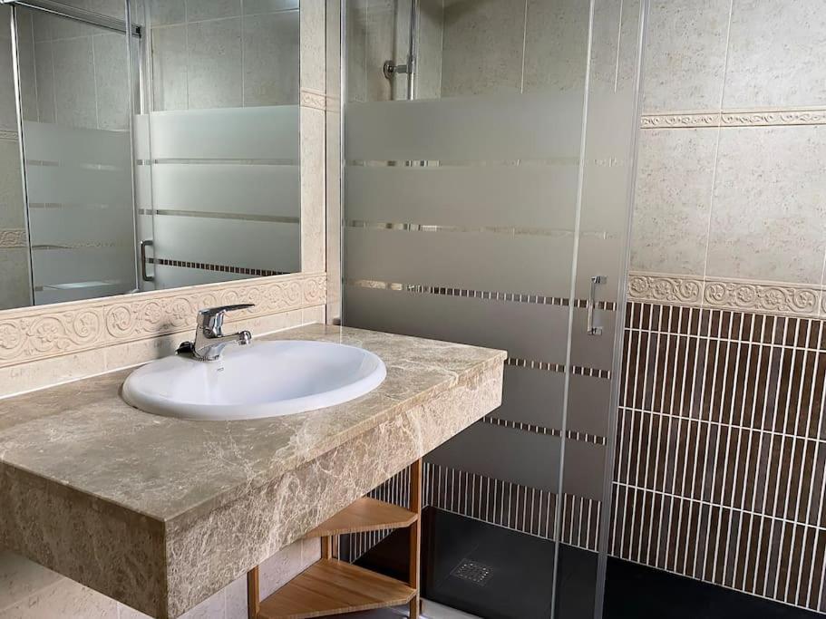 Comfortable Family House With Pool And Jacuzzi Коста-де-Антіґуа Екстер'єр фото