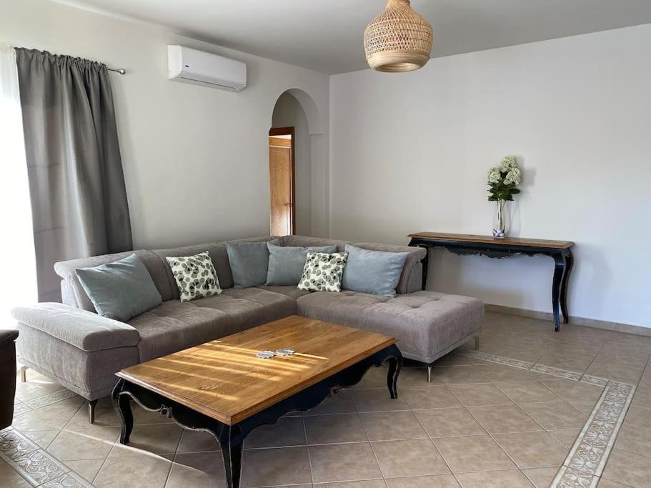 Comfortable Family House With Pool And Jacuzzi Коста-де-Антіґуа Екстер'єр фото